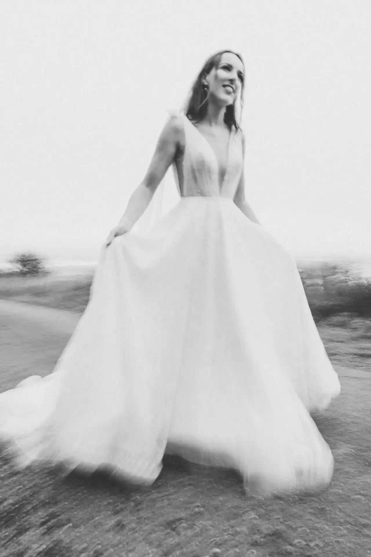 Svadobný fotograf Orava zachytáva prirodzený moment páru v jemnom večernom svetle