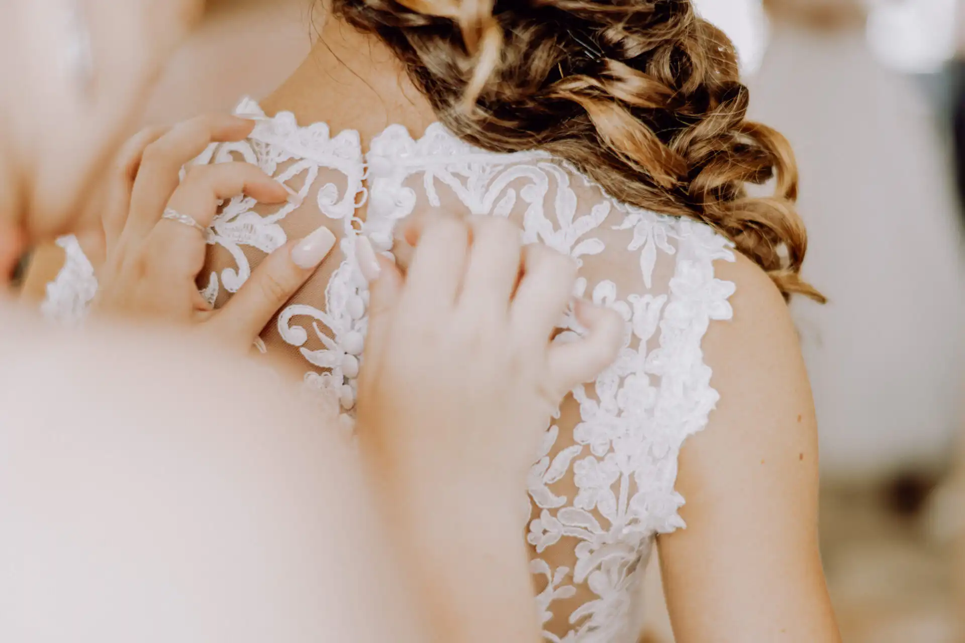 Portréty na Kysuciach v mäkkom večernom svetle s pokojnou prirodzenou atmosférou