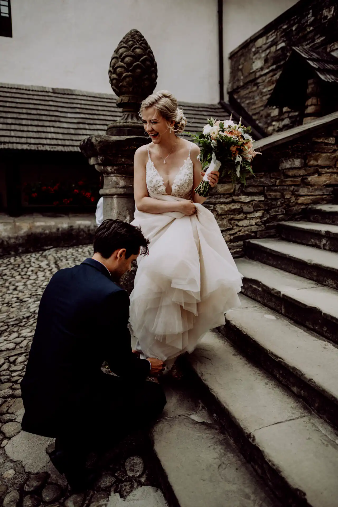 Oravský hrad a svadobné fotografie páru v jemnom svetle s historickou atmosférou