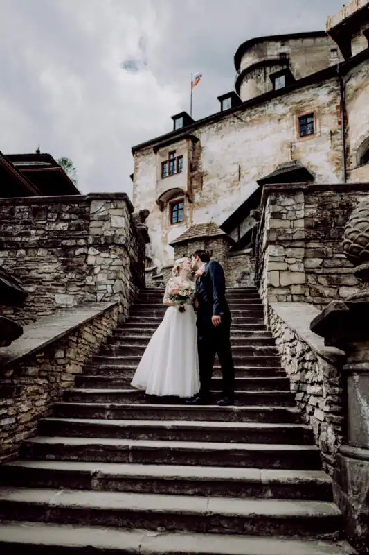 Svadobné portréty Oravský hrad – ako získať prirodzené, silné a nadčasové fotografie na ikonickom mieste Oravy