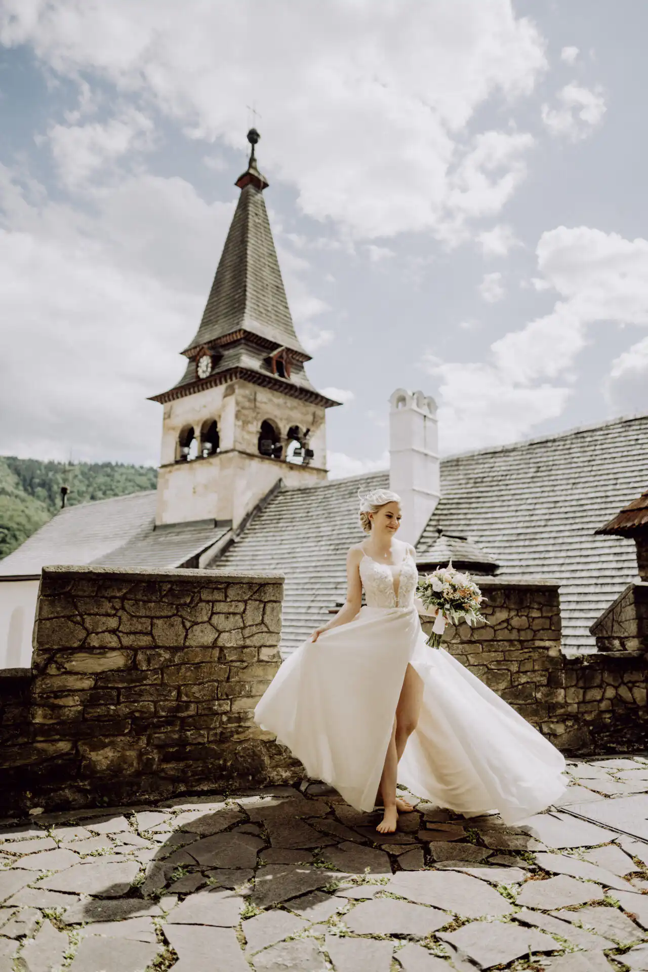 Oravský hrad a svadobné fotografie s výhľadom, architektúrou a prirodzeným pohybom páru