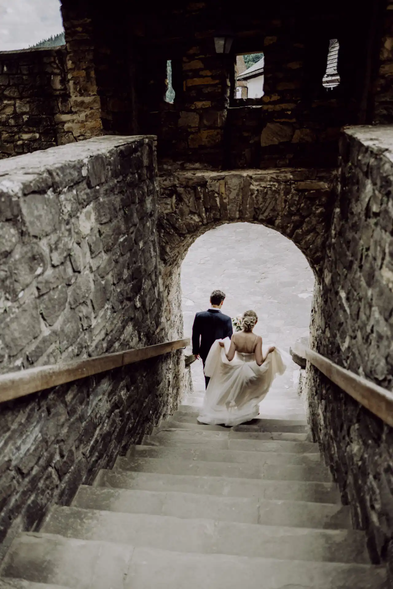 Fotograf na Kysuciach pri prirodzenom fotení páru v mäkkom večernom svetle