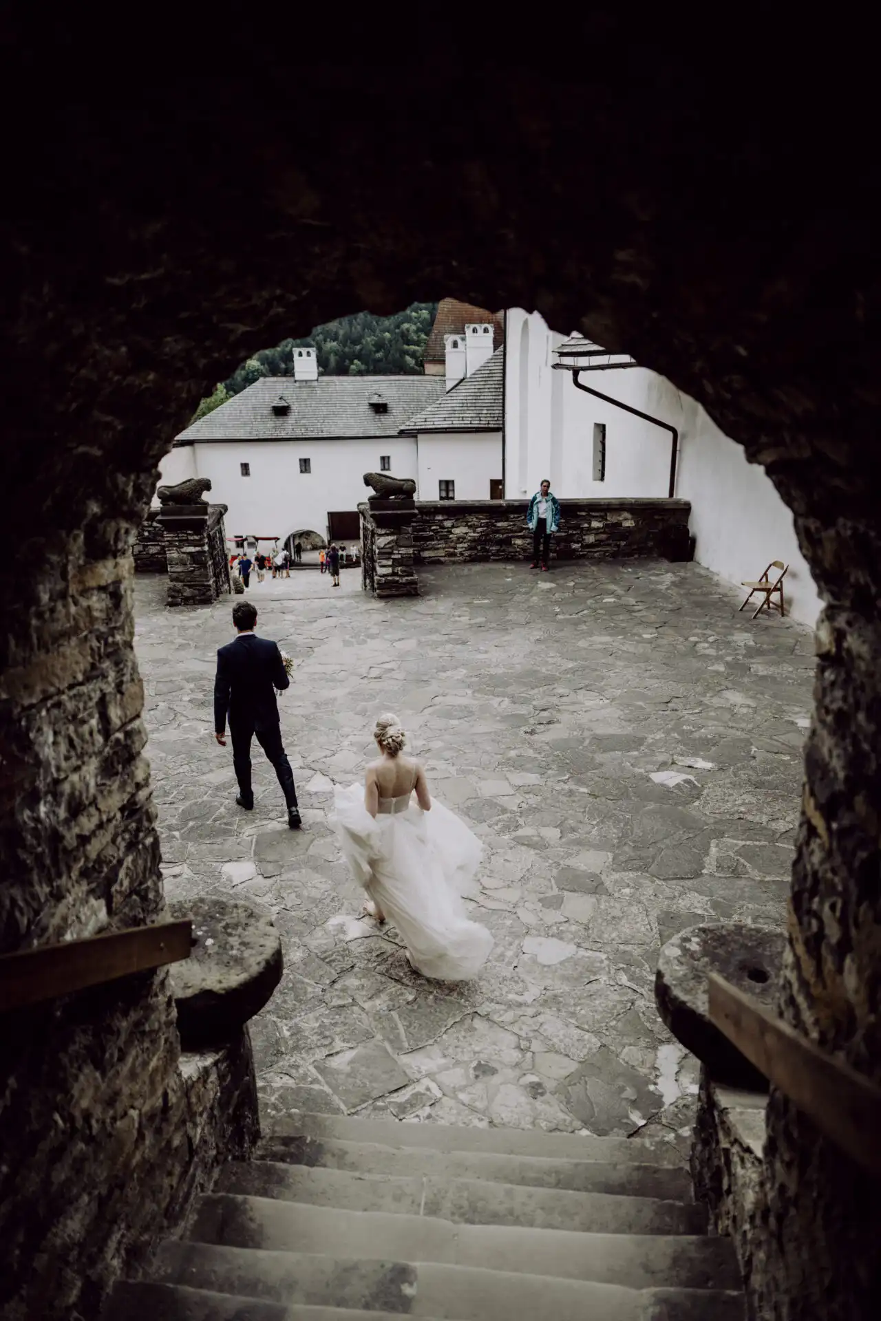 Svadobné fotografie zachytávajúce rodinu, hostí a emotívne momenty počas obradu