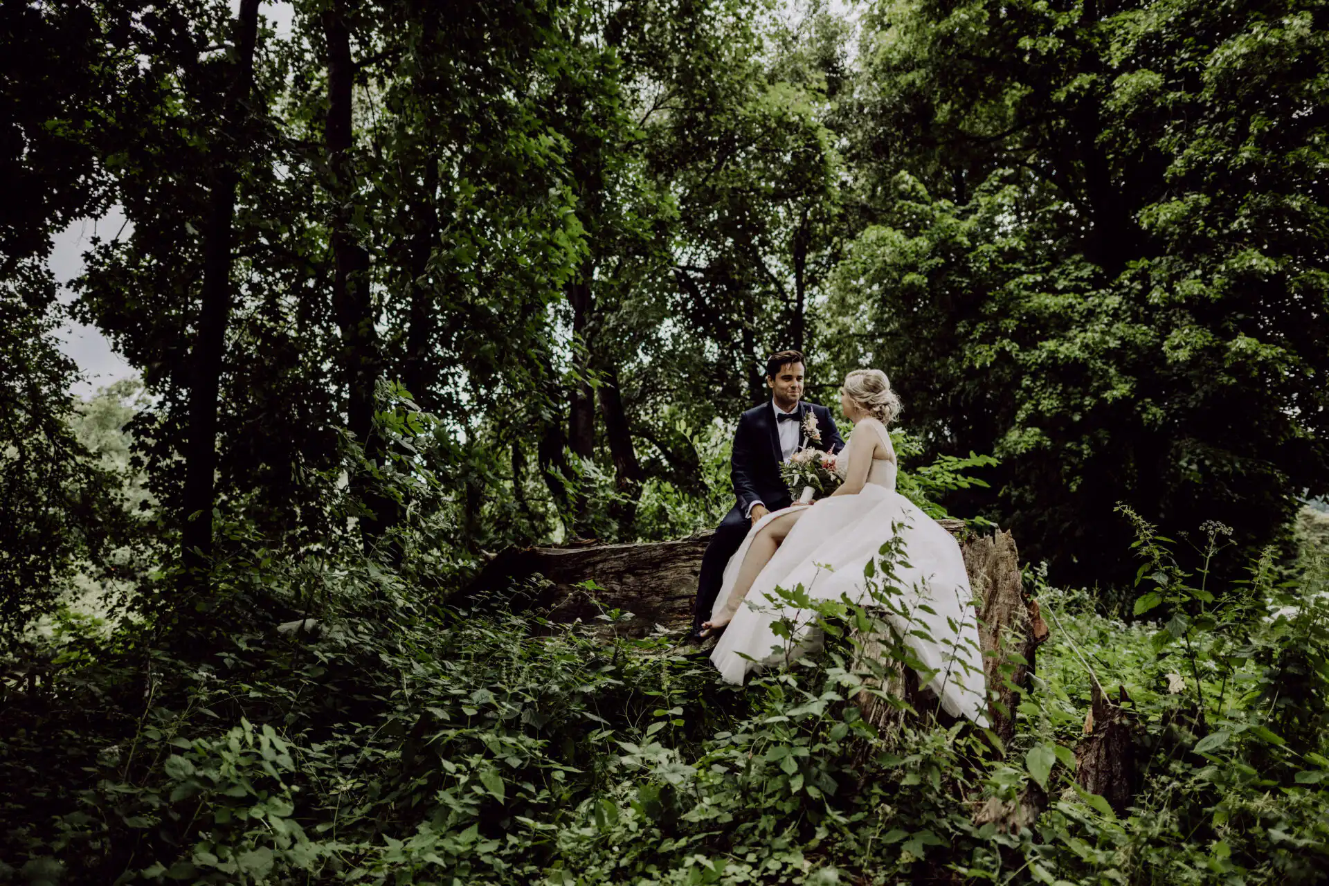 Fotograf na svadbu v Žilinskom kraji zachytáva prirodzený moment páru v jemnom večernom svetle