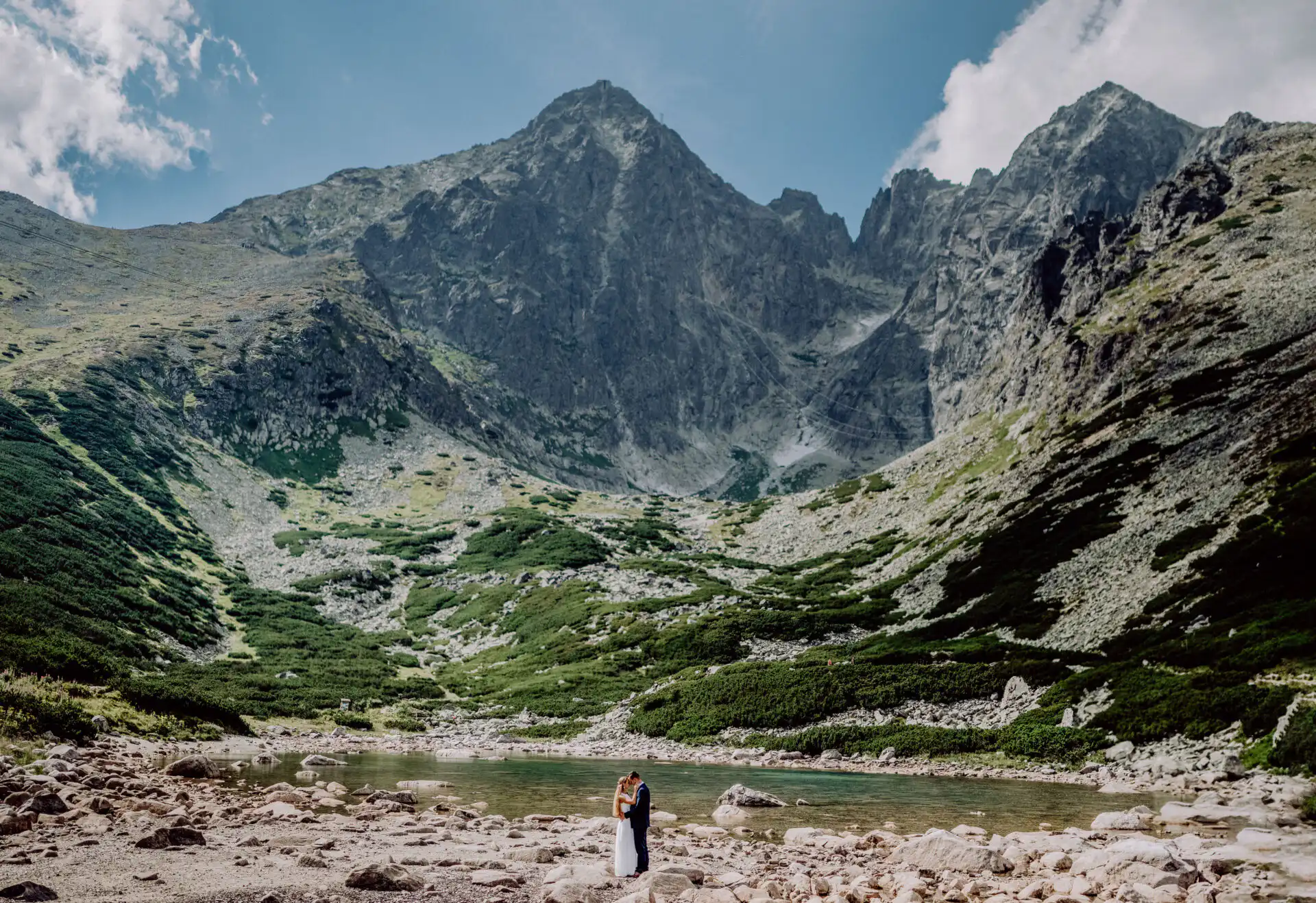 Rodinné fotografie v prírode s čistou kompozíciou a mäkkým podvečerným svetlom