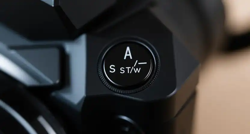 Dlhá expozícia so svetelnými stopami áut ako príklad nastavenia času uzávierky