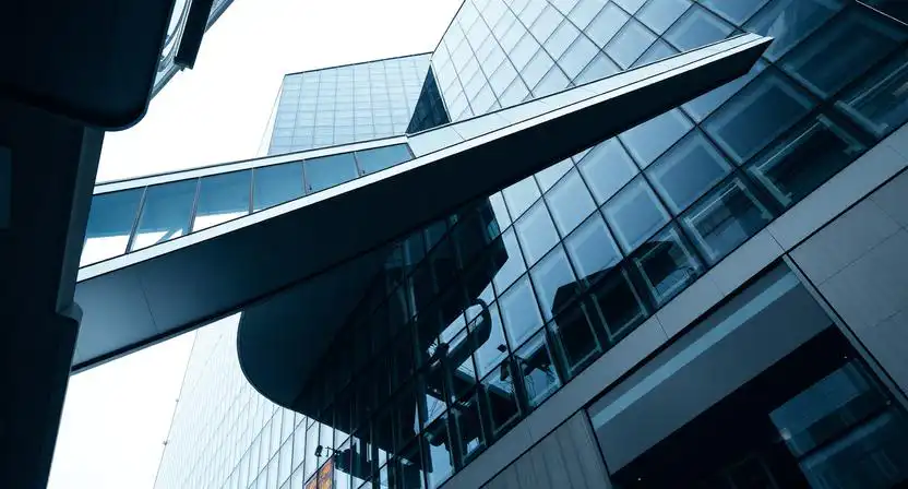 Architekt&uacute;ra vytv&aacute;ra diagon&aacute;lne l&iacute;nie v modern&yacute;ch budov&aacute;ch
