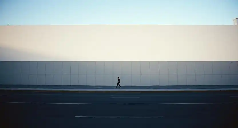 Street fotografia s výrazným negatívnym priestorom a malou postavou človeka