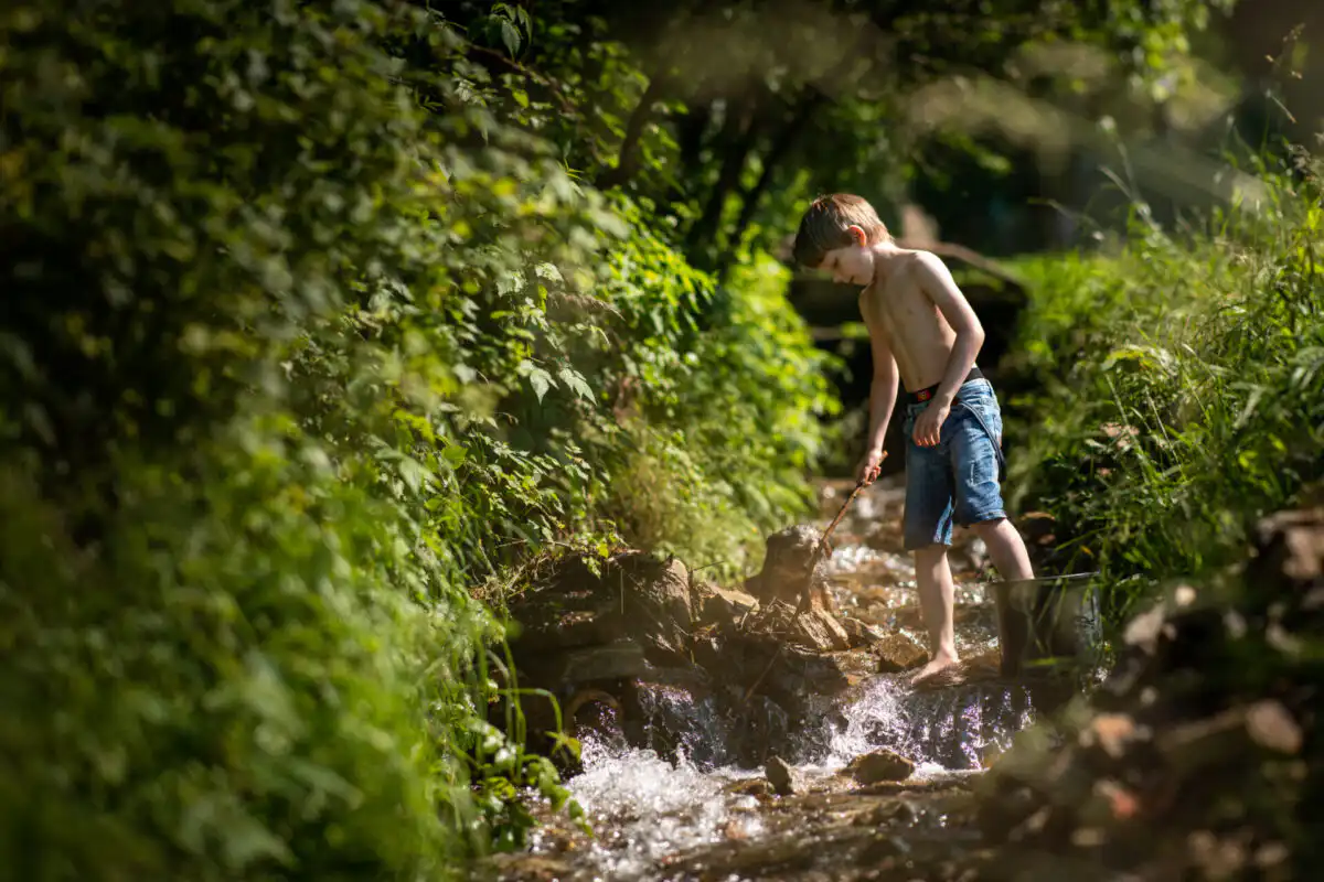 Fotenie detí v pohybe: ako získať ostré a prirodzené fotky pri rodinnom fotení