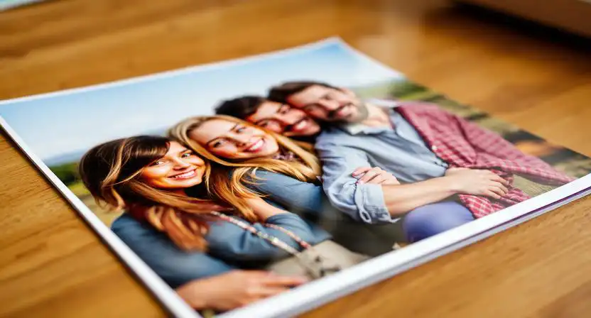 leskly fotopapier s vyraznymi farbami a kontrastom pri tlaci rodinnej fotografie