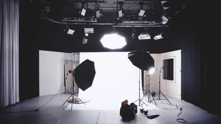 Fotograf pracuje so svetlom a bleskom - prvý externý blesk