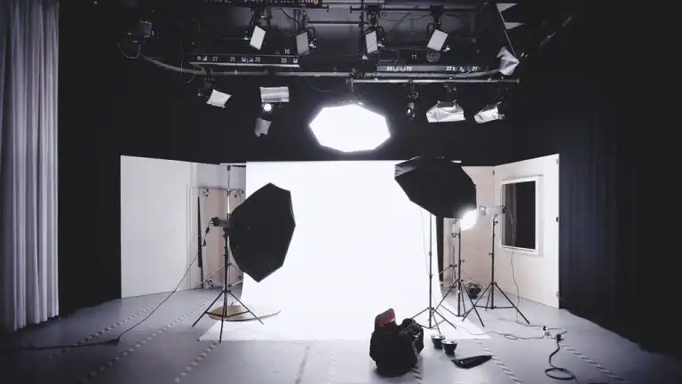 Fotograf pracuje so svetlom a bleskom - TTL blesk