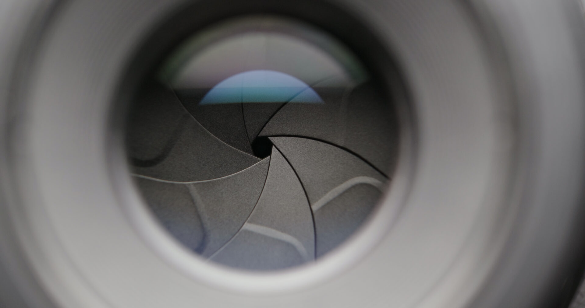 Detail clony fotografického objektívu