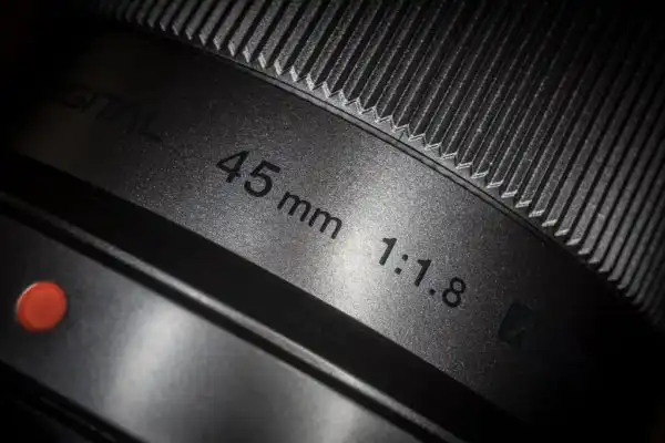Moderná fototechnika na pracovnom stole - globálna uzávierka