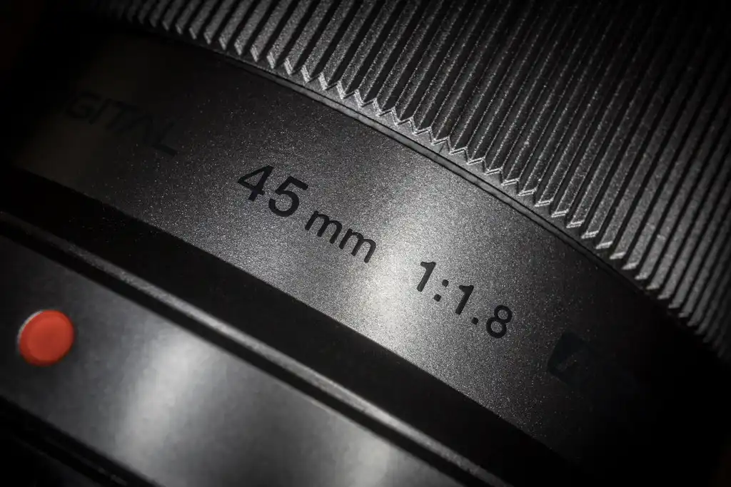 Moderná fototechnika na pracovnom stole - globálna uzávierka