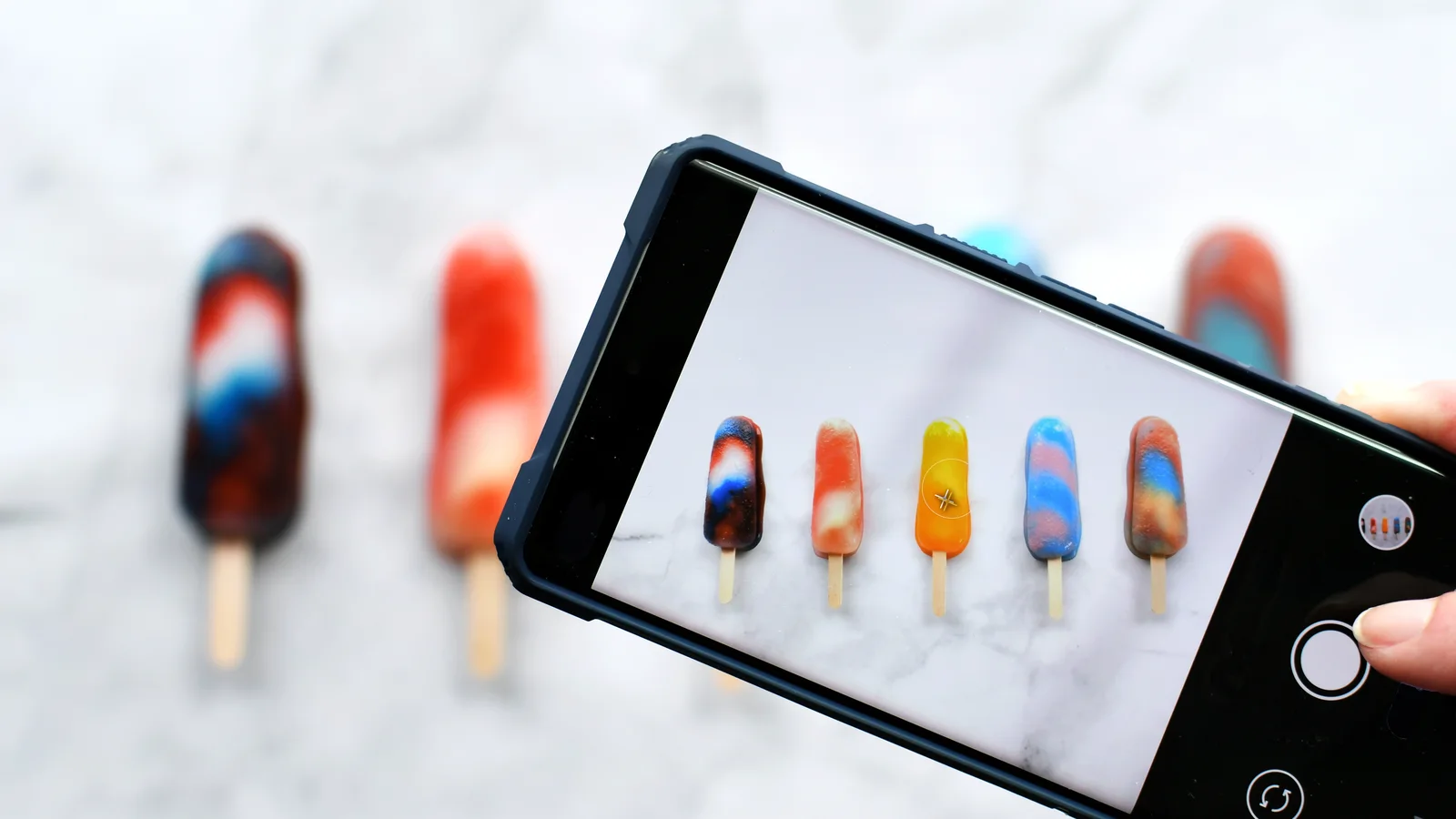 Jednoduchá farebná kompozícia fotografovaná smartfónom