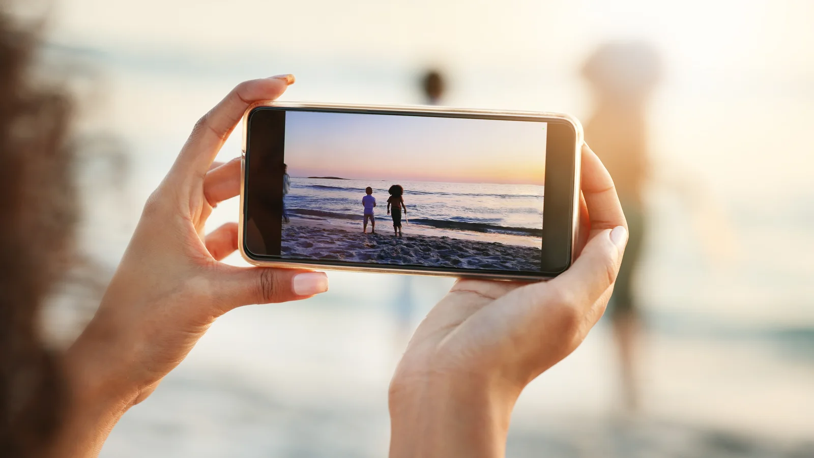 Človek fotografuje scénu v meste smartfónom