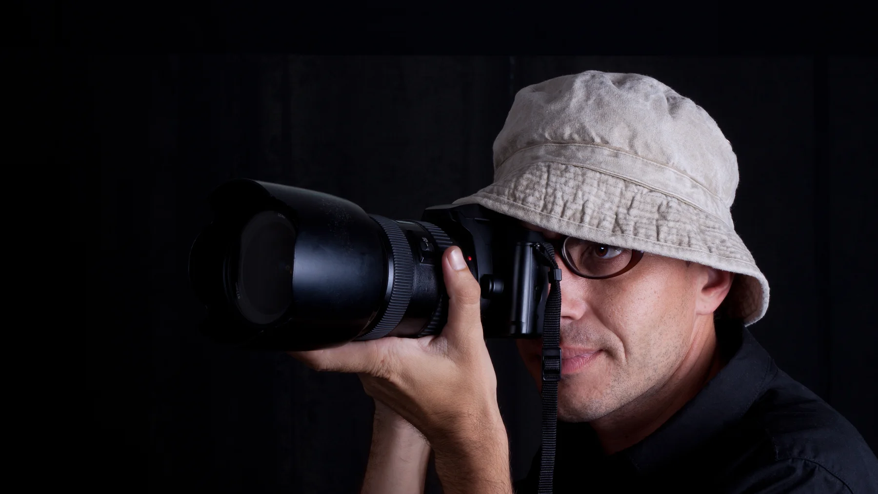 Fotograf s fotoaparátom pripravuje portrétny záber