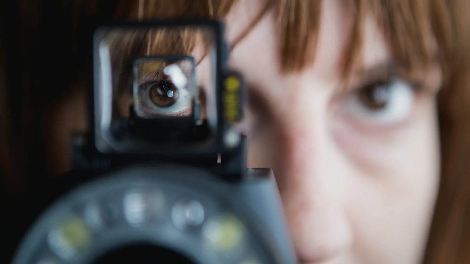 Fotograf zaostrujúci pri manuálnom portréte