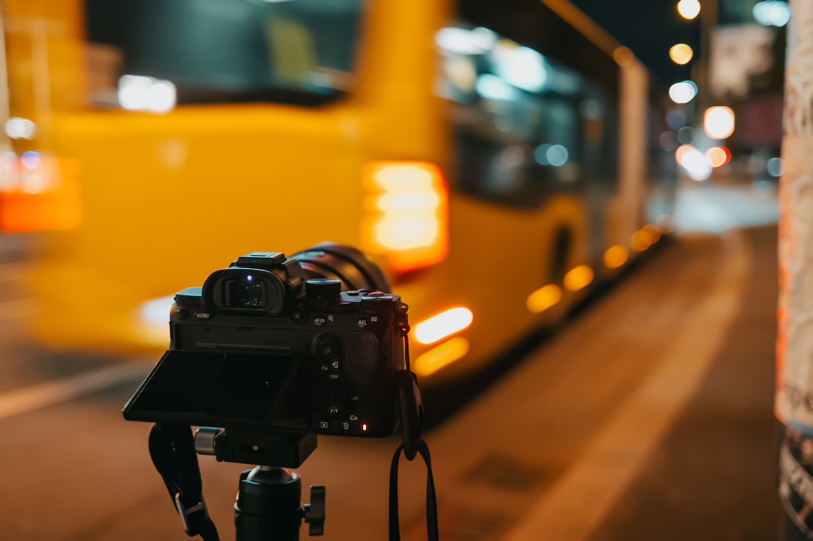 Fotoaparát na statíve pri fotografovaní večernej ulice