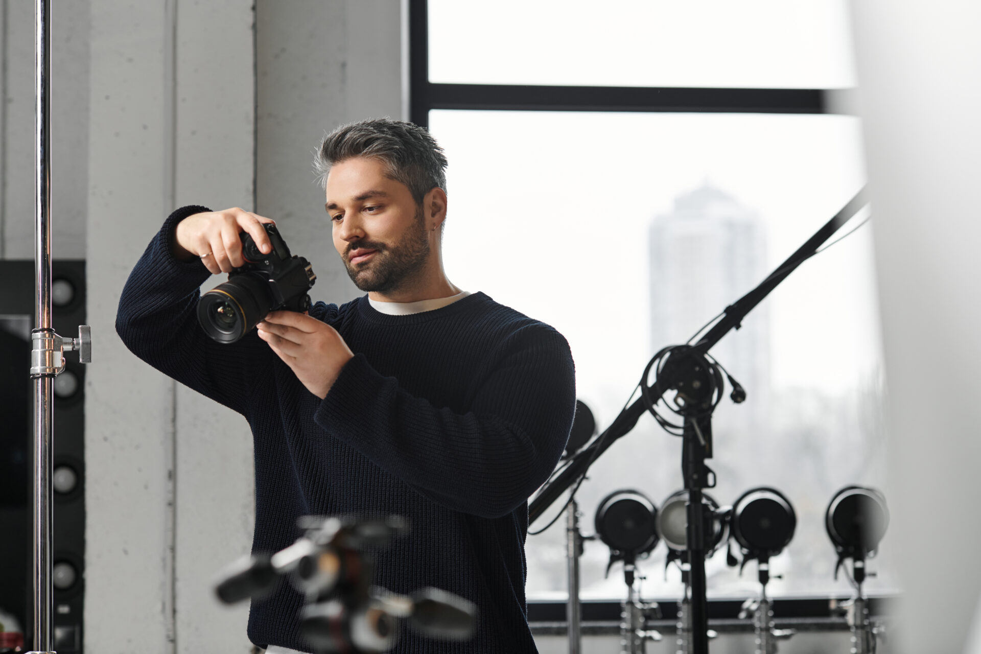 Fotograf nastavuje clonu, čas a ISO na fotoaparáte v manuálnom režime