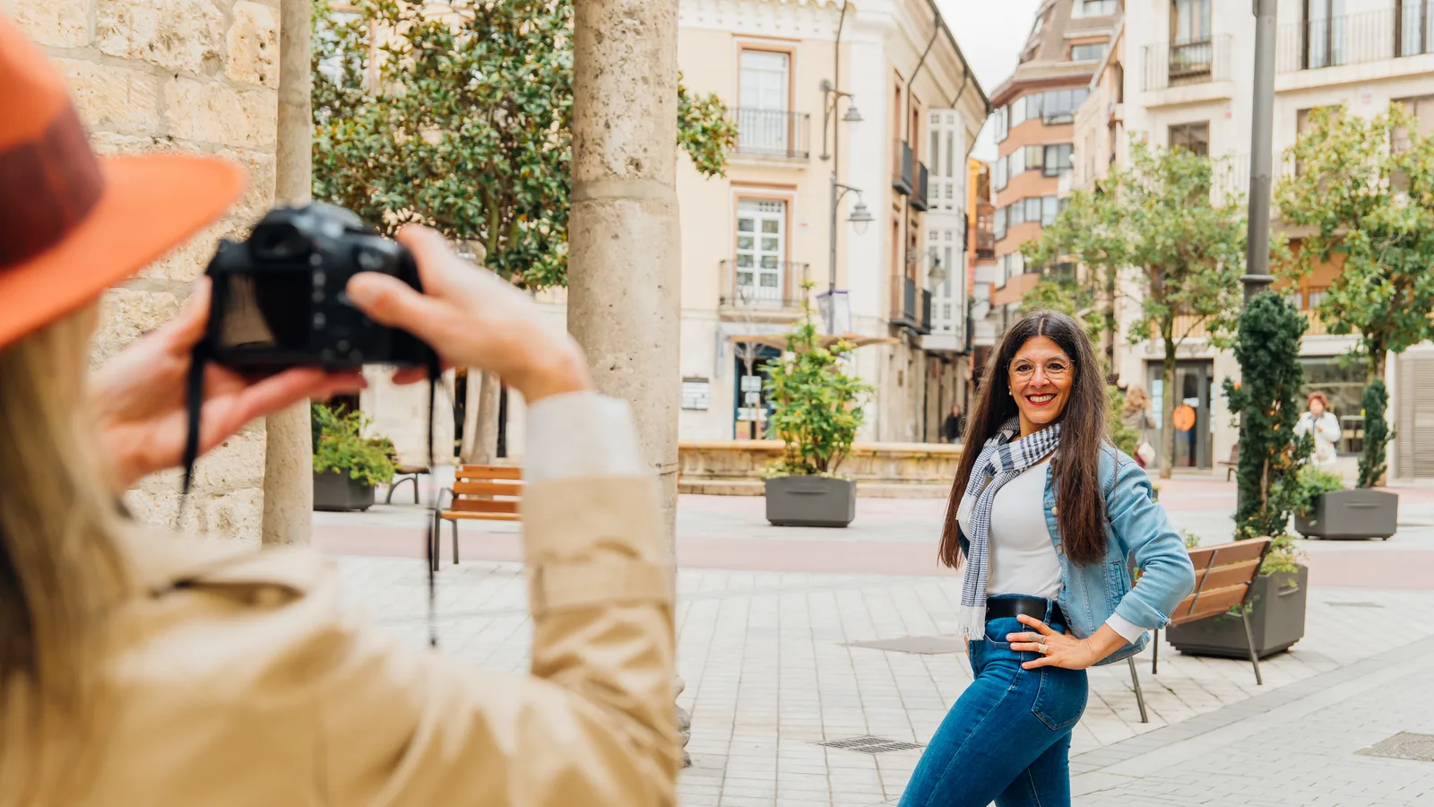 Fotografka vytvára portrét ženy v mestskom priestore