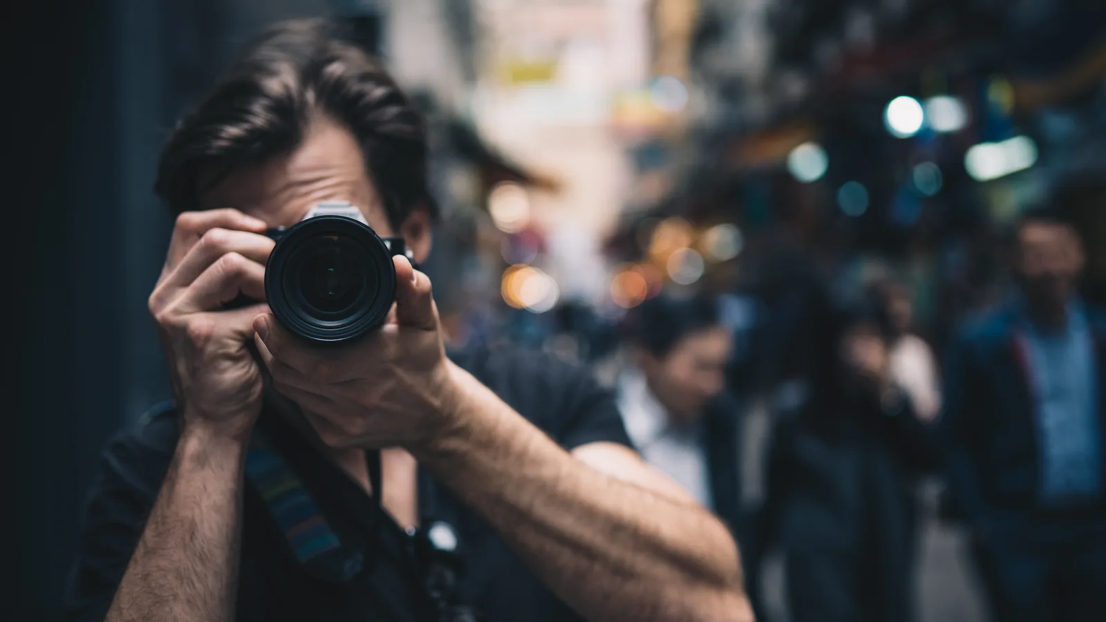 Fotograf zachytáva moment na rušnej mestskej ulici