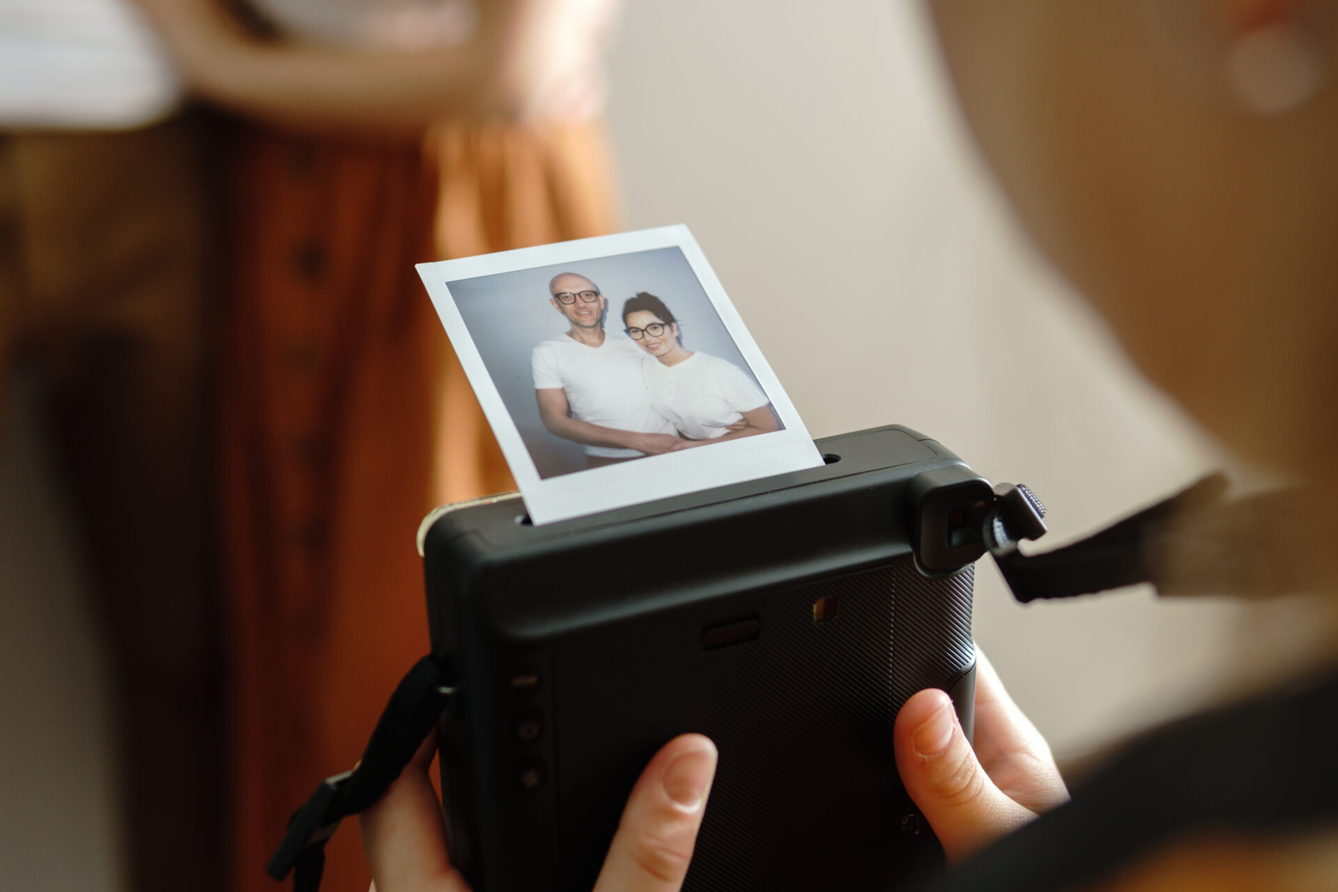 Instantný fotoaparát s vytlačenou fotografiou páru