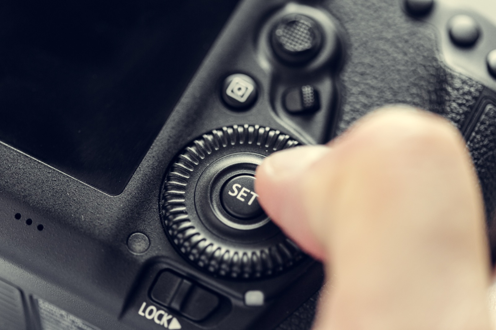 Prst pri ovládacom tlačidle SET digitálneho fotoaparátu