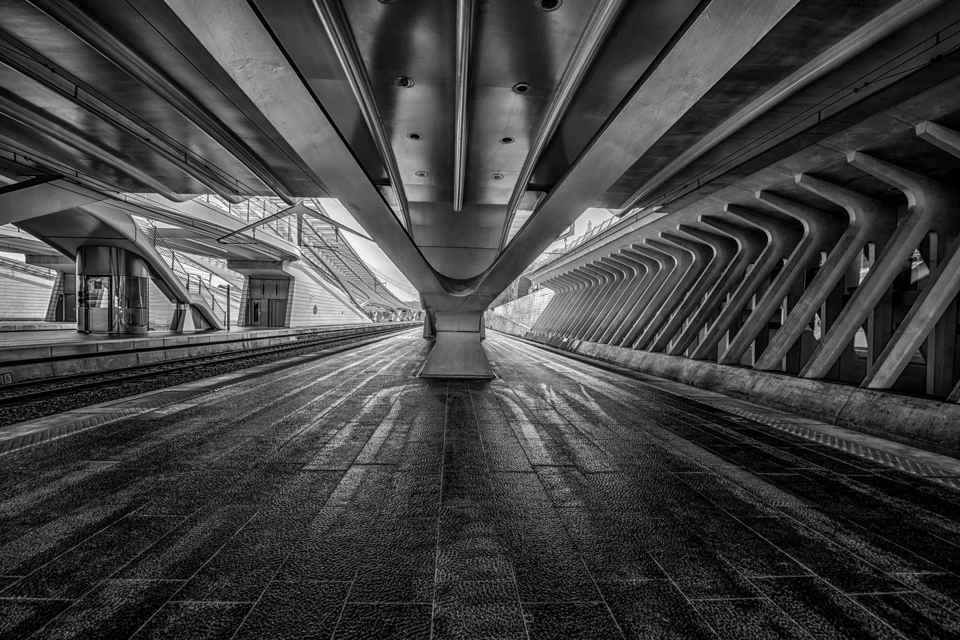 Symetrická architektúra s vodiacimi líniami smerujúcimi do stredu