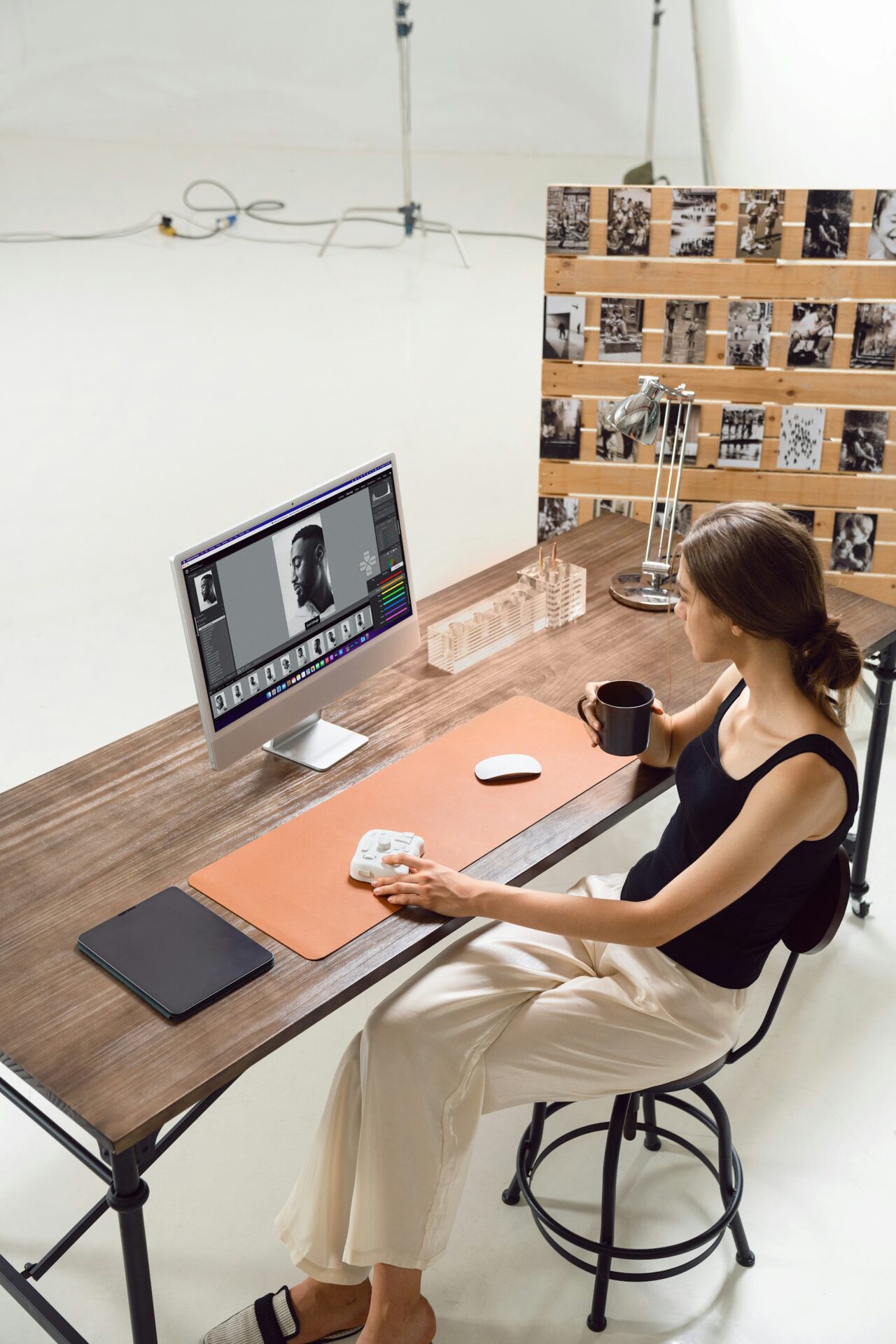 Fotografka triedi a upravuje portrétové fotografie v Lightroom Classic