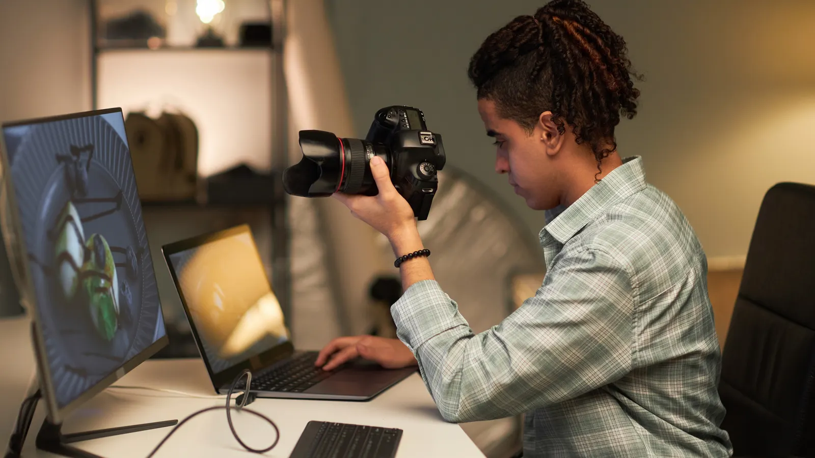 Fotograf kontroluje fotoaparát pri úprave produktovej fotografie na počítači