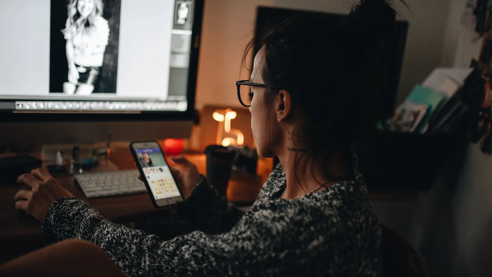 Fotografka porovnáva úpravu portrétu na mobile a monitore