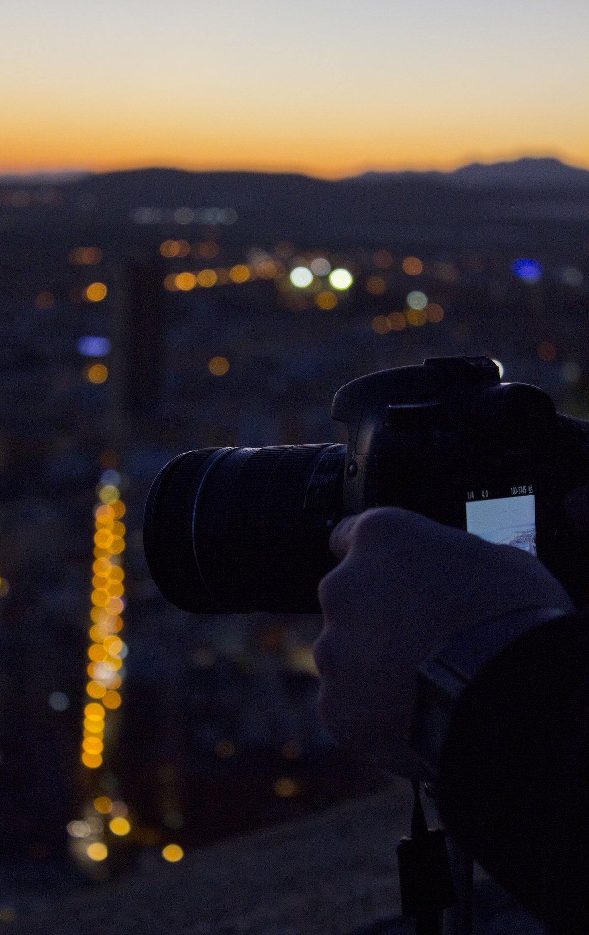 Fotoaparát pripravený na fotografovanie mesta za súmraku