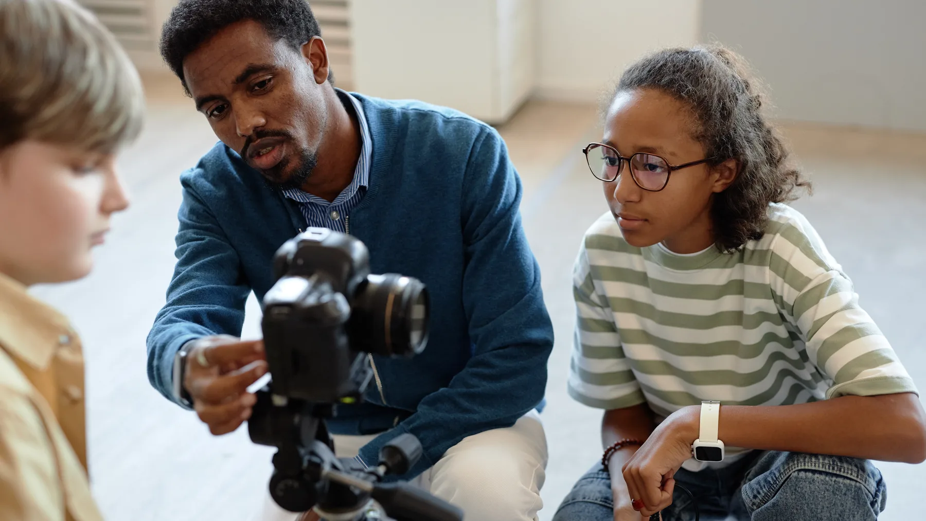 Lektor vysvetľuje začiatočníkom ovládanie fotoaparátu počas fotoškoly