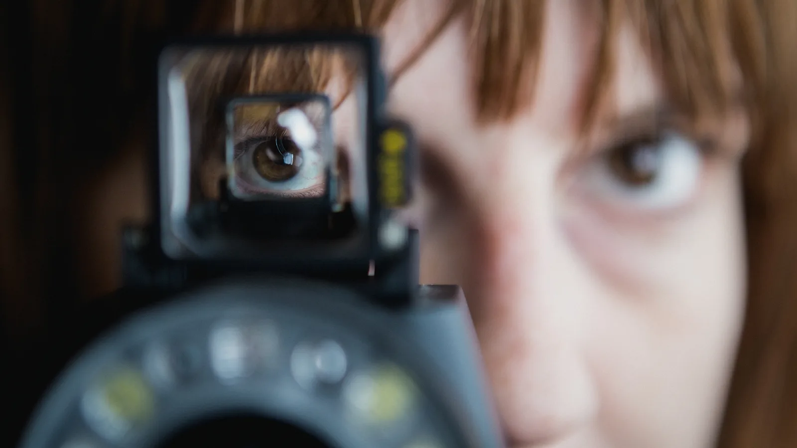 Tematická fotografia k článku Prečo je portrét ostrý na uši a nie na oči: zaostrenie, clona a vzdialenosť v praxi
