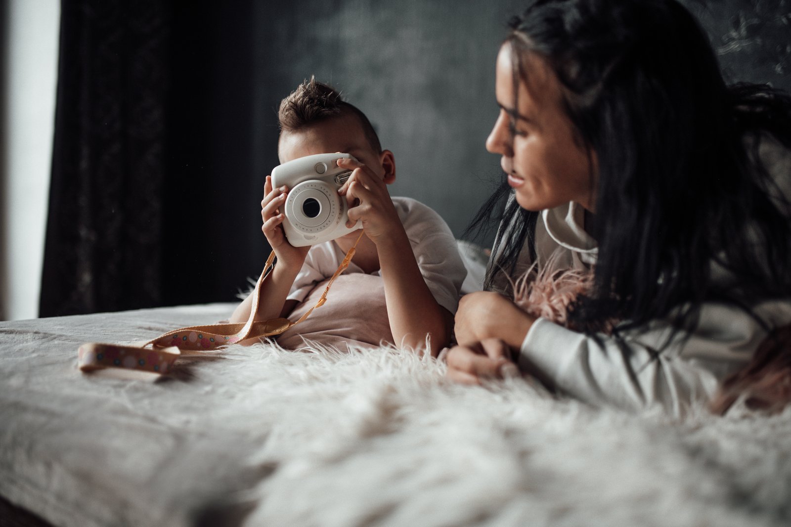 Mama s dieťaťom sa doma pripravujú na fotografovanie