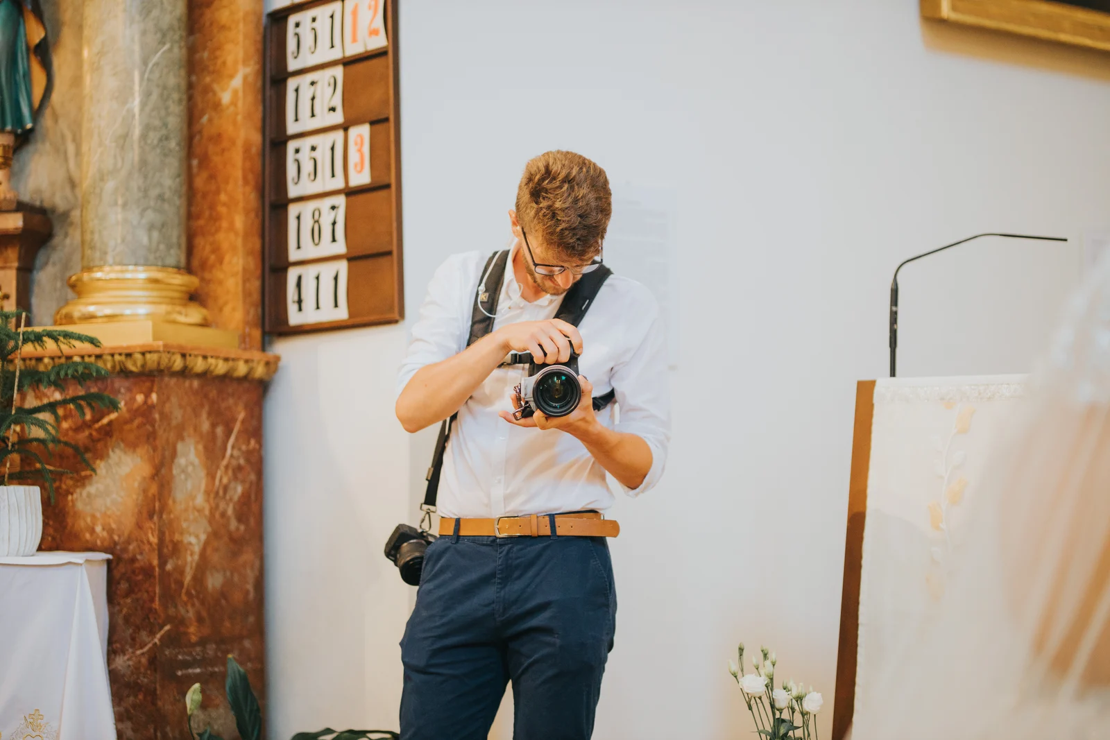 Fotograf pri práci na podujatí s fotoaparátom a svetelným objektívom