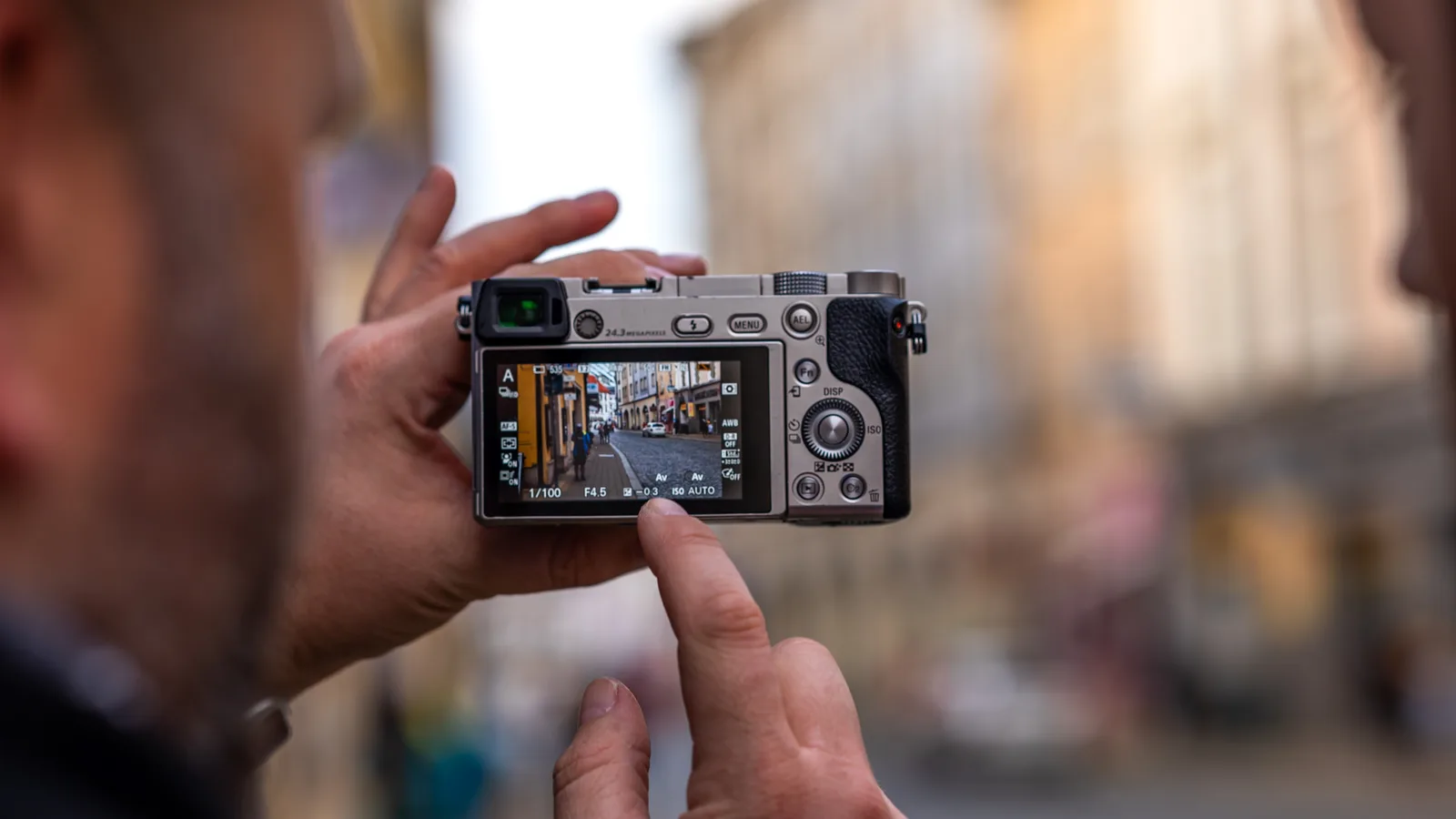 Fotoaparát zachytáva scénu street fotografie v meste