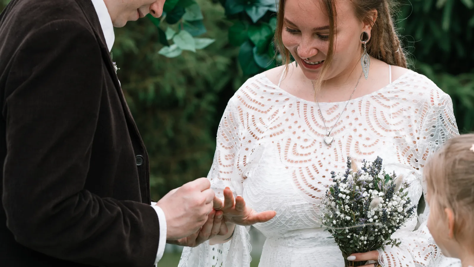 Tematická fotografia k článku Svadobné fotenie: tipy pre páry na prirodzené fotky bez stresu