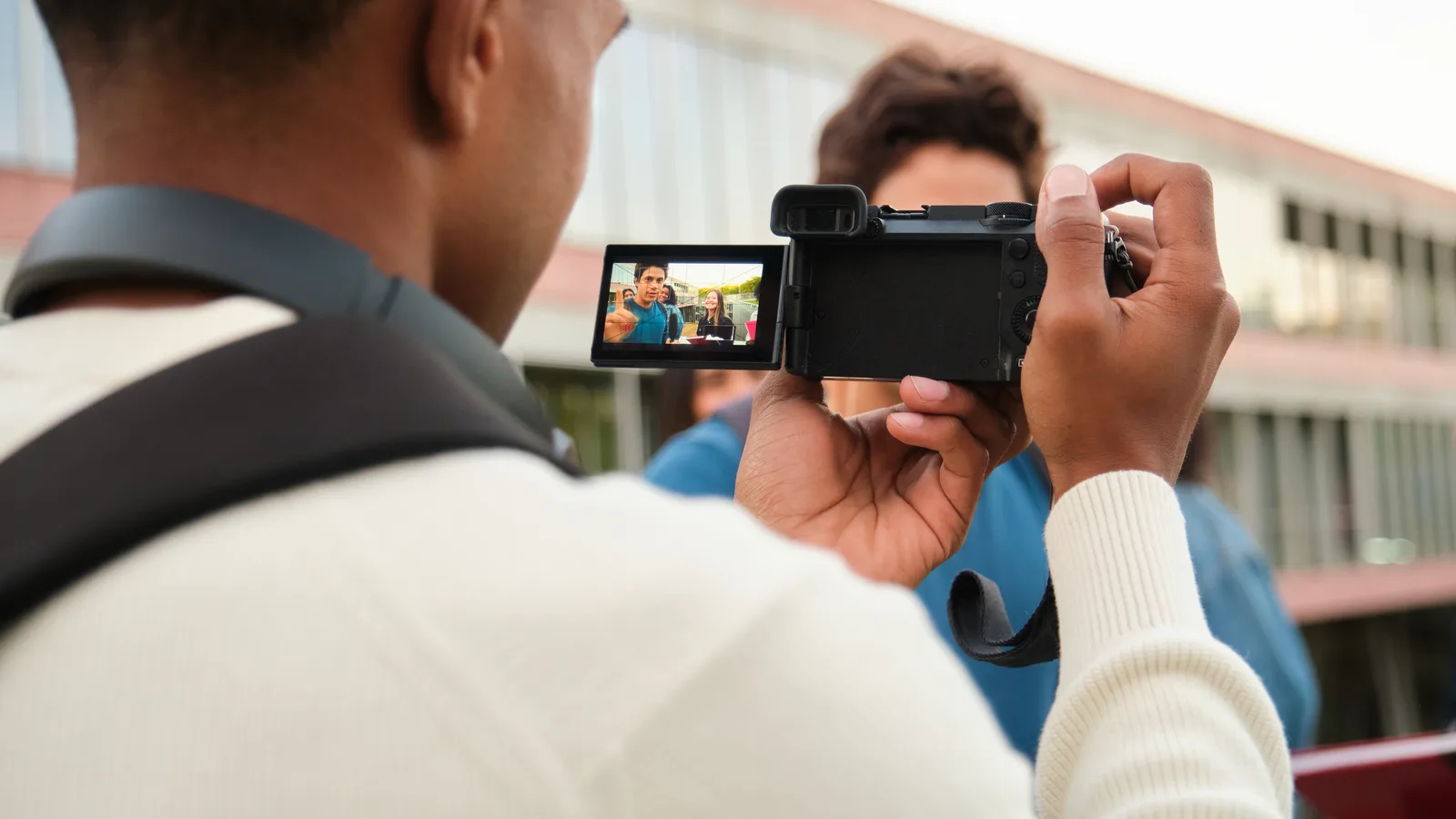 Fotograf pracuje s fotoaparátom pri natáčaní