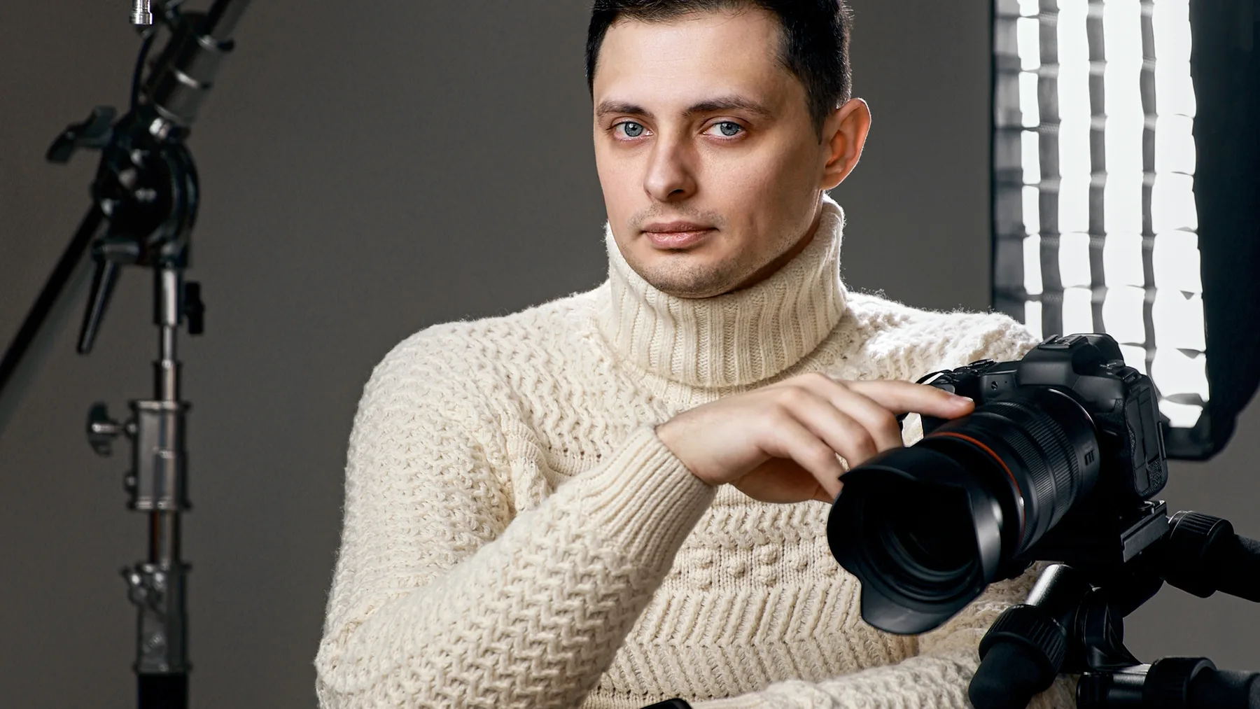 Fotograf so štúdiovým svetlom, fotoaparátom a bleskom pri portrétnom fotení