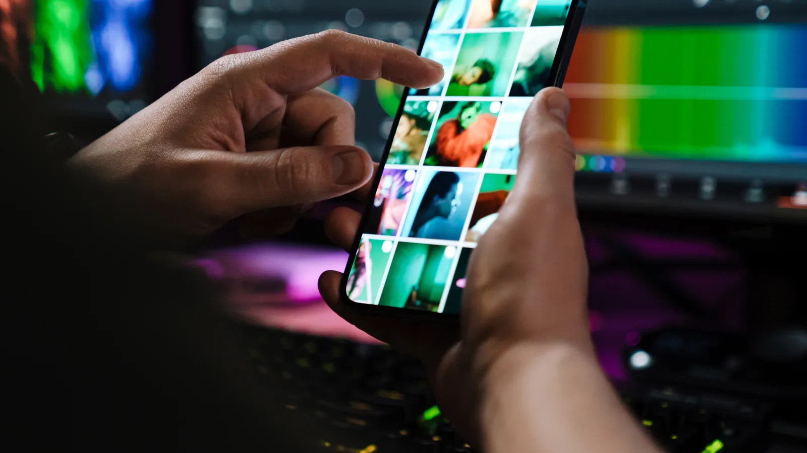 Úprava fotografií v mobile s náhľadom galérie na smartfóne a monitore