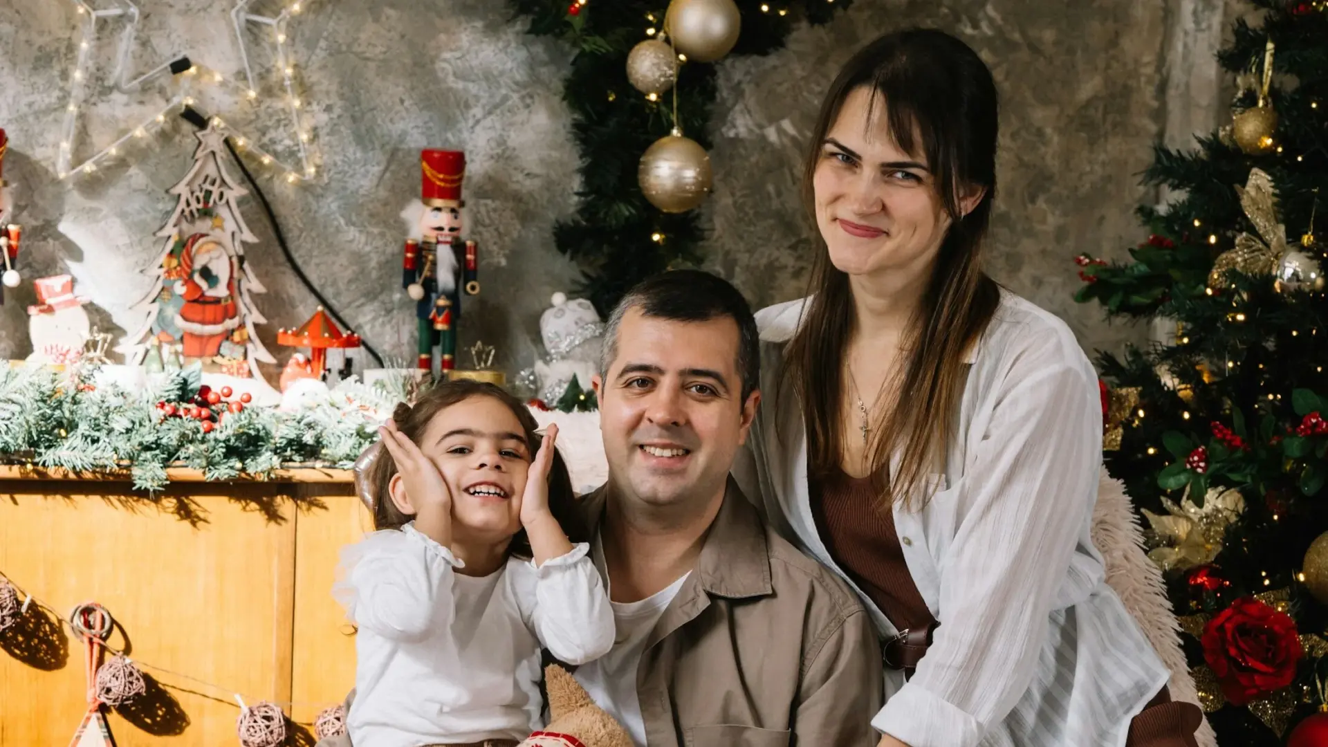 Rodina s dieťaťom pri vianočnom stromčeku na spoločnom portréte