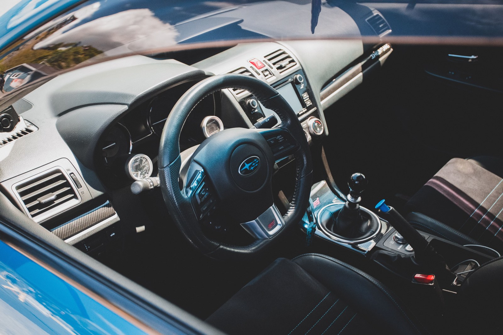 Volant a predná časť interiéru vozidla Subaru v dennom svetle