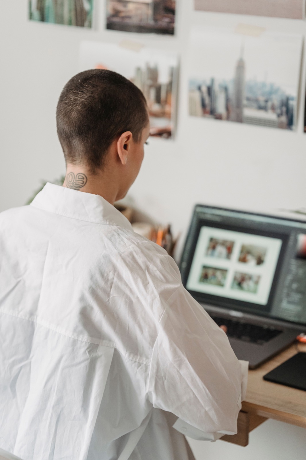 Práca vo fotoeditore na notebooku pri výbere fotografií