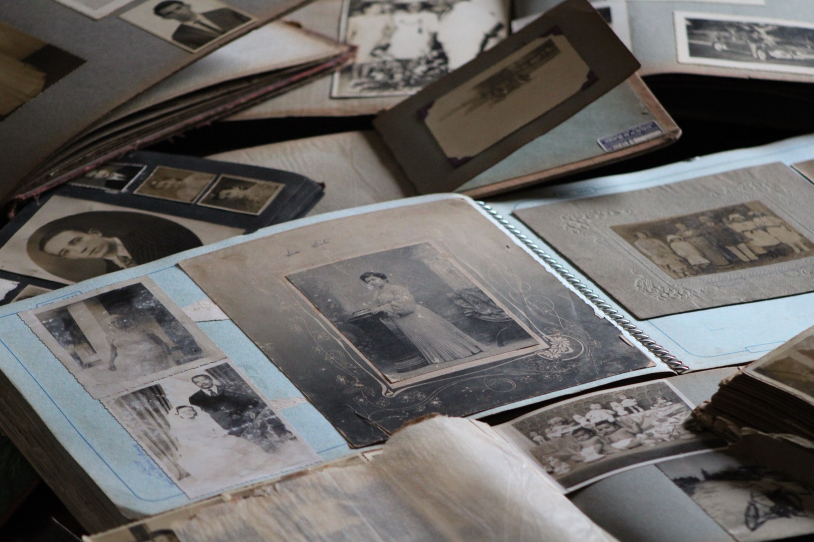 Otvorené staré fotoalbumy s čiernobielymi rodinnými fotografiami