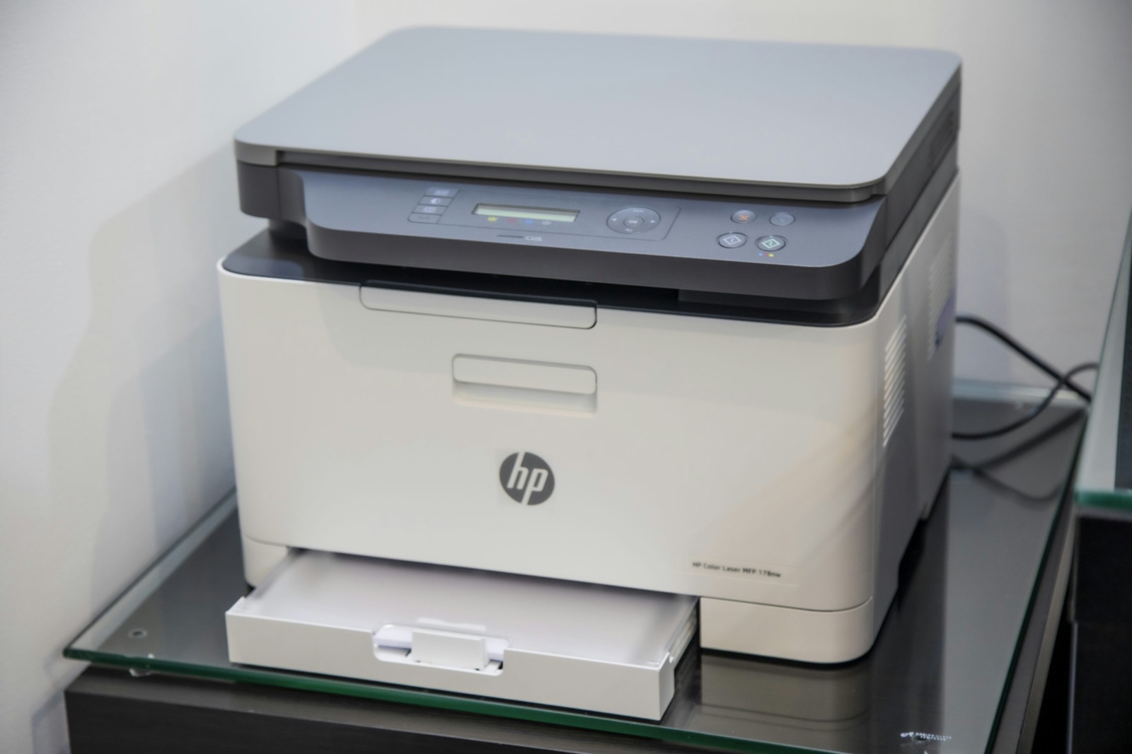 Biela multifunkčná tlačiareň HP s ovládacím panelom a zásobníkom papiera